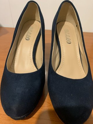Zapatos de tacón azul marino