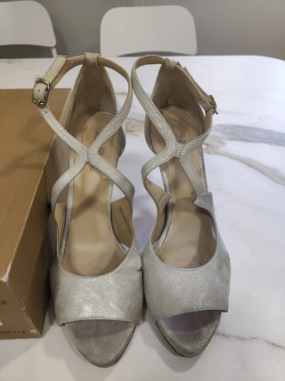 Zapatos Gloria Ortiz Beige y Plateados