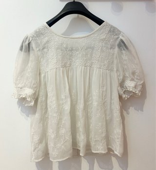 Blusa blanca con bordados