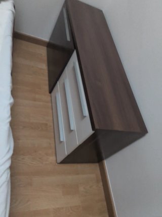 Cómoda de madera bicolor