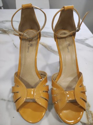 Zapatos de tacón Gloria Ortiz amarillos