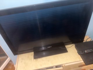 Televisión Sony Negra con Mando