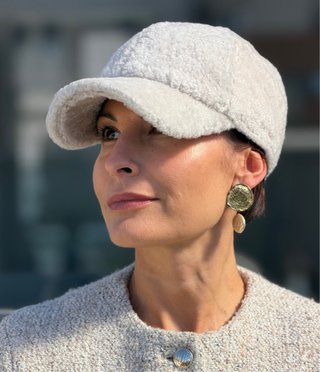 Gorra de piel de oveja auténtica beige
