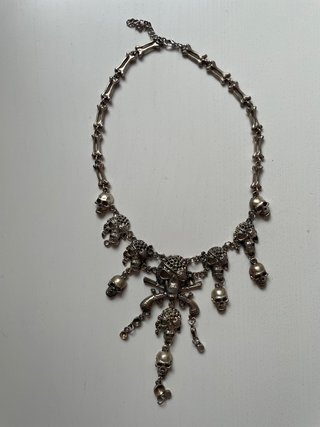 Collar con diseño de calaveras