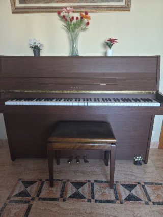Piano Vertical Kawai con Banqueta