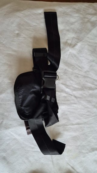 Riñonera negra con cinturón ajustable