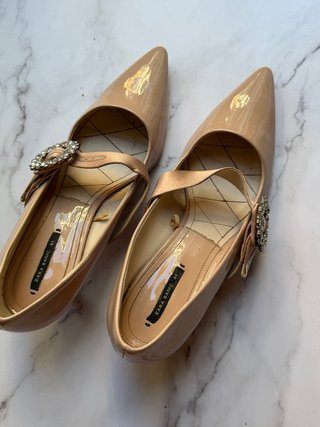 Zapatos salón beige con joya Zara