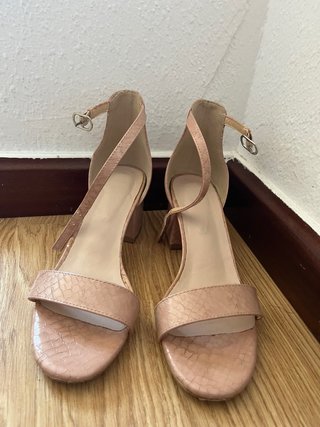 Sandalias de tacón beige