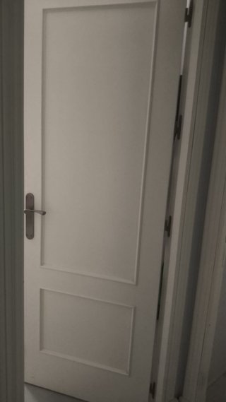Puerta blanca de paso con tirador de acero