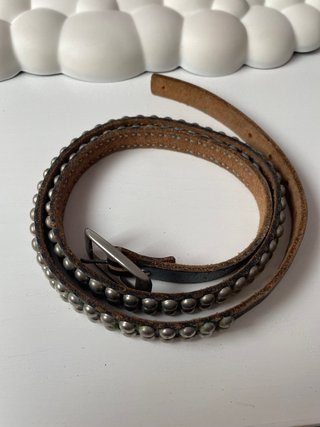 Cinturón de cuero con tachuelas