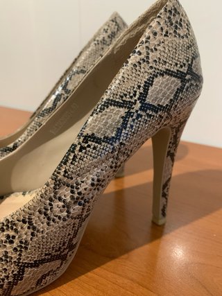 Zapatos de tacón con estampado de serpiente