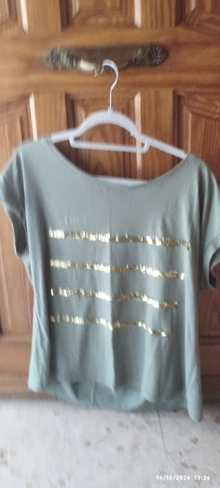 Camiseta Verde con Lentejuelas Doradas
