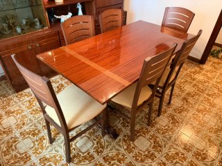 Mesa y sillas de comedor de madera