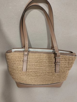 Bolso de hombro de rafia y piel