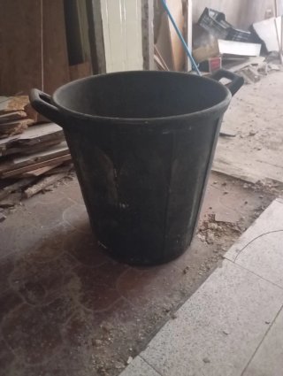 Cubo de basura negro de plástico