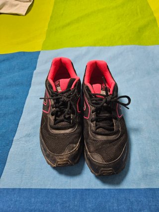 Deportivos trekking negros y rosas