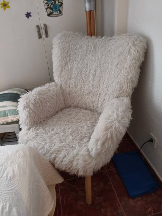 Sillón de Pelo Largo con Patas de Madera