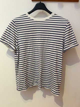Camiseta de rayas blanca y azul