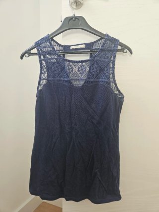Camiseta azul con detalles de encaje