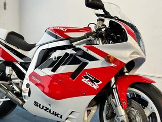 Suzuki GSX-R 750 Sportbike Roja y Blanca