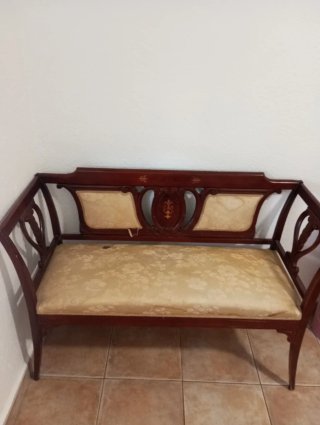 Banco antiguo de madera y tela