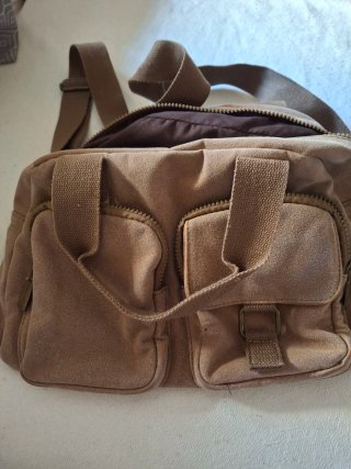 Bolso de mano marrón y beige