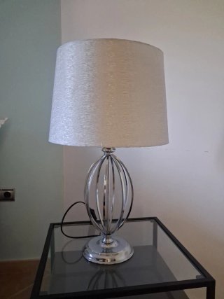 Lámpara de mesa con base metálica
