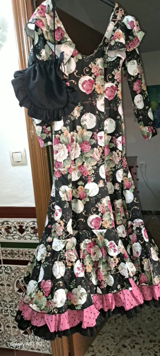 Traje de flamenca negro y rosa
