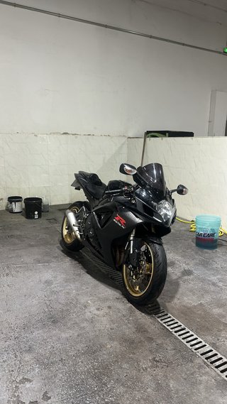 Suzuki GSXR 600 Negra y Dorada