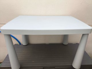 Mesa de plástico azul clarito