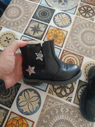 Stivaletti neri bambina con stelle