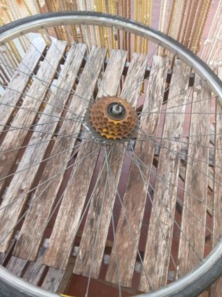 Rueda de bicicleta con piñonera oxidada