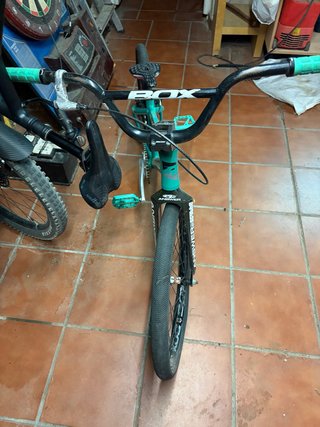 Bicicleta BMX con componentes Box