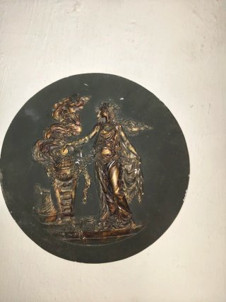 Placa decorativa circular en bajorrelieve
