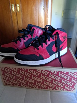 Deportivas Jordan Rojas y Negras Talla 37.5