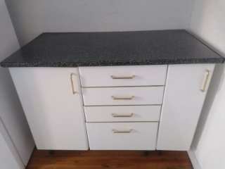 Mueble de cocina blanco y negro