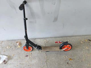 Patinete plegable con ruedas naranjas