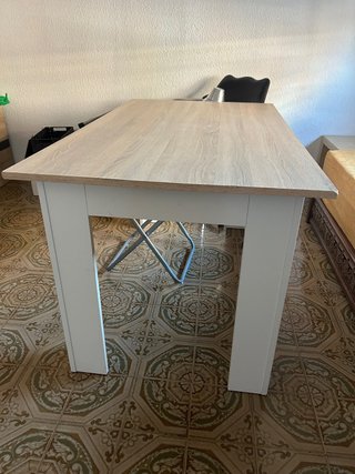 Mesa de madera blanca y beige
