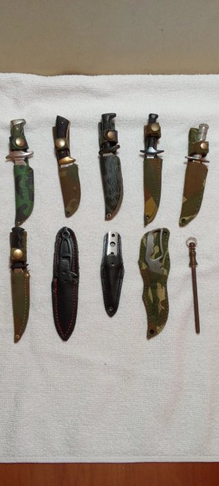 Collezione di 9 coltelli in miniatura e un vuotatore.