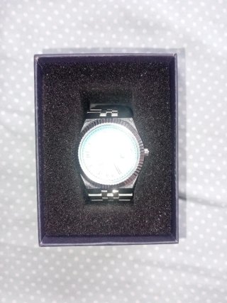 Reloj de pulsera plateado