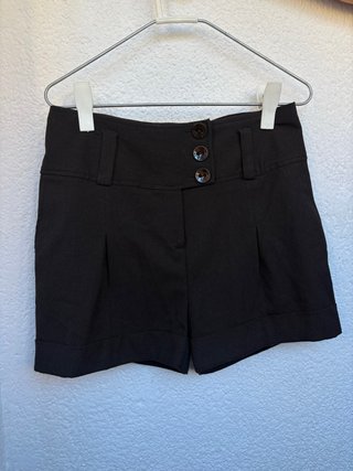Pantalón corto negro botones