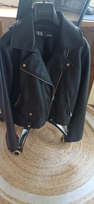 Cazadora de polipiel negra Zara