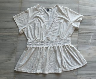 camiseta blanca bordada tipo boho manga corta