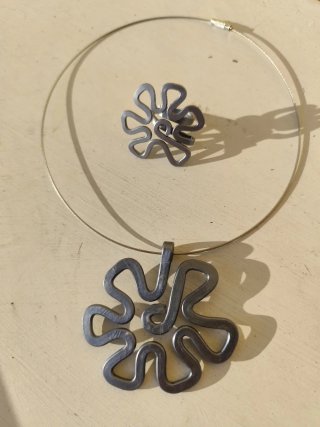 Collana con ciondolo e anello coordinato
