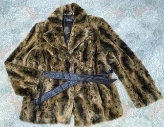 Abrigo pelo sintético con cinturón