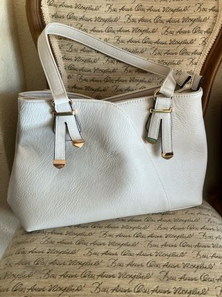 Bolso blanco y dorado