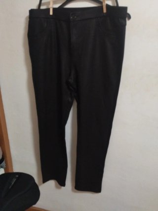 Pantalón polipiel grabado
