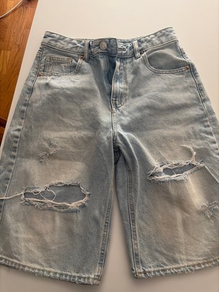 Pantalón vaquero bajo rodilla desgastado,