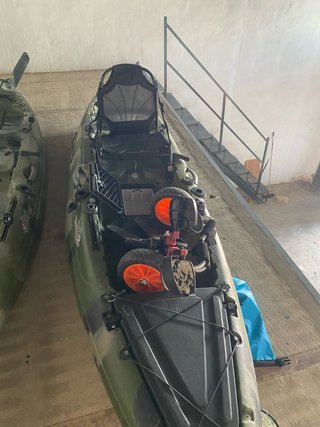 Kayak de Pesca Frog con Aletas y Sonda Garmin
