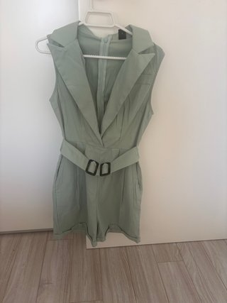 Mono verde con cinturón